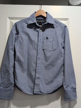 Abercrombie & Fitch Blue and White Striped Button-Down Shirt Medium
